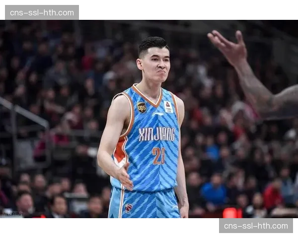 更衣室特写：阿不都沙拉木鼓励年轻队员，承担队长职责